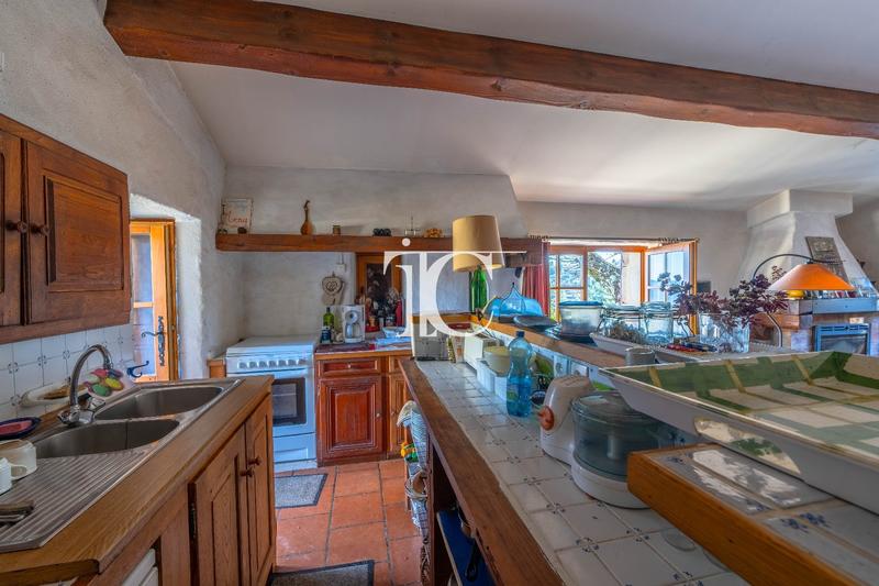 Mas - 244 m² - 13 pièces