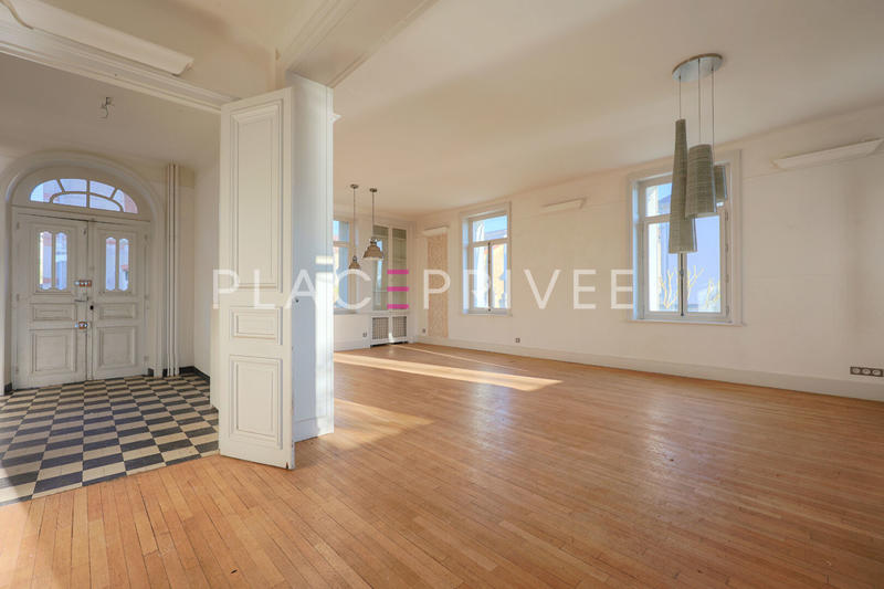 Demeure - 365 m² - 12 pièces