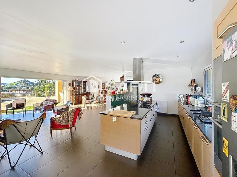 Maison - 220 m² - 5 pièces