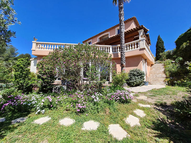 Maison - 235 m² - 7 pièces