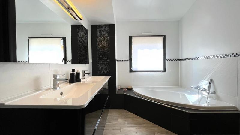 Propriété - 246 m² - 8 pièces