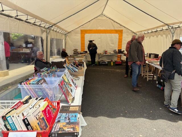 Livres en fête et peintres dans la cité