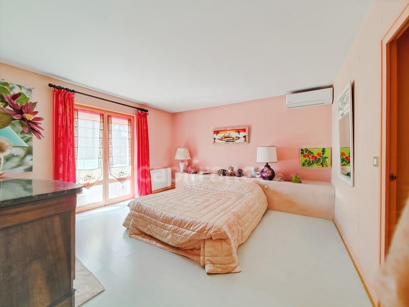 Maison - 201 m² - 7 pièces