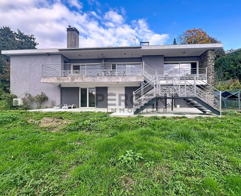 Maison - 304 m² - 9 pièces