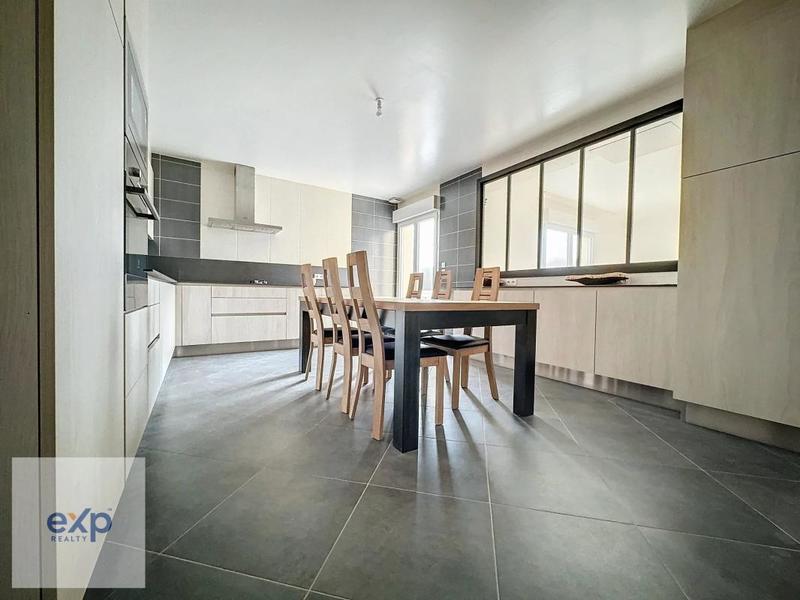 Maison - 234 m² - 10 pièces