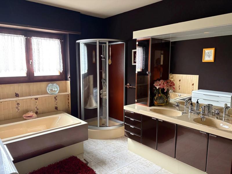 Maison - 250 m² - 6 pièces