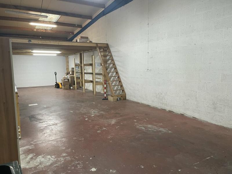 Local d'activité / Entrepôt - 180 m²