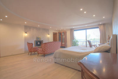 Propriété - 650 m²