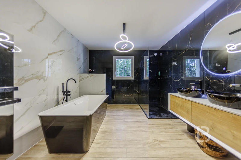 Maison - 240 m² - 8 pièces