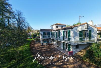 Maison - 264 m² - 9 pièces