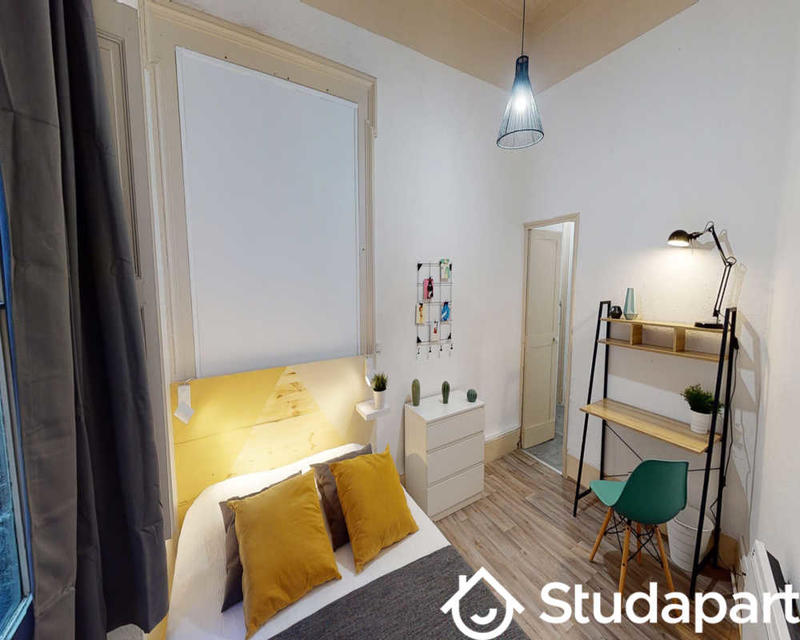 Chambre - 200 m² - 1 pièce