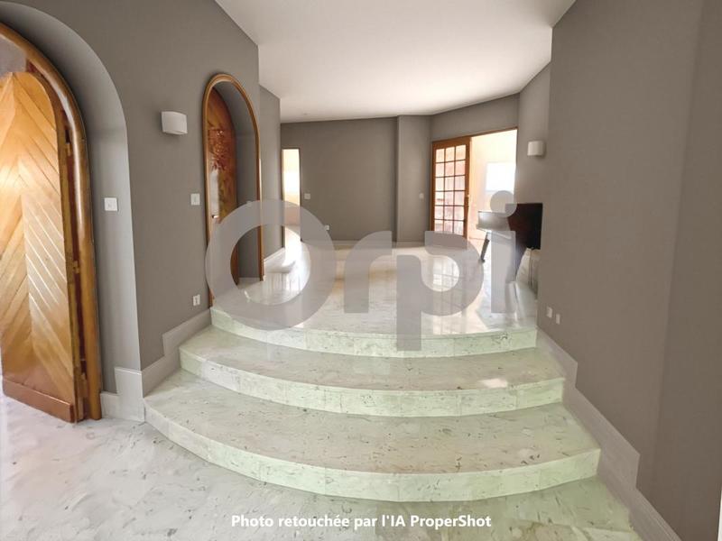 Maison - 241 m² - 6 pièces