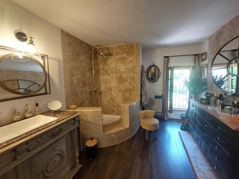 Maison traditionnelle - 268 m² - 10 pièces