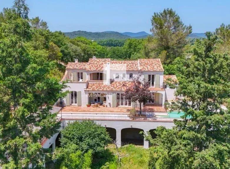 Maison - 240 m² - 7 pièces