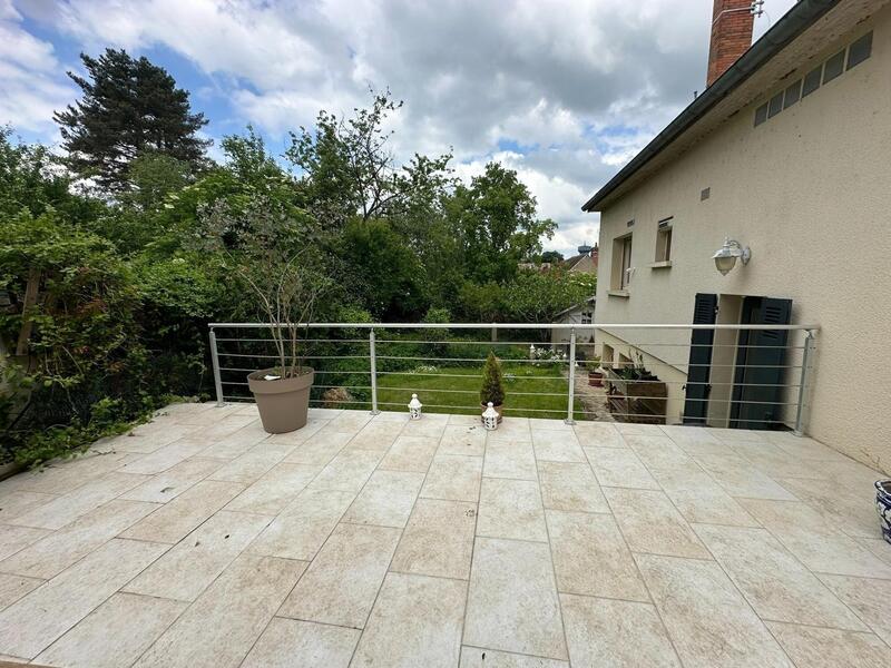 Maison - 240 m² - 8 pièces