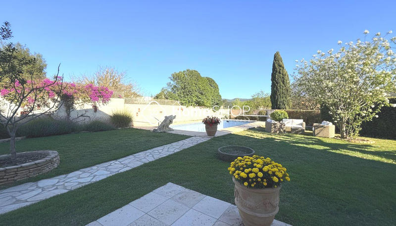 Maison traditionnelle - 230 m² - 8 pièces