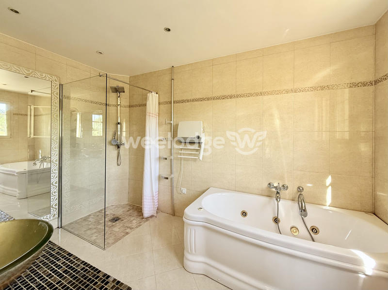 Maison traditionnelle - 225 m² - 9 pièces