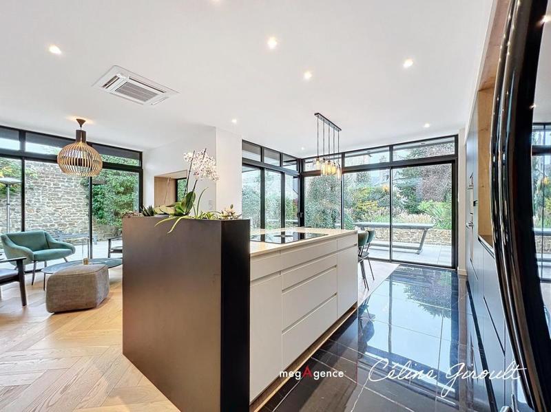 Maison - 250 m² - 10 pièces