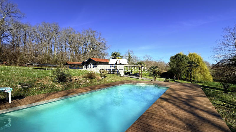 Maison - 238 m² - 7 pièces