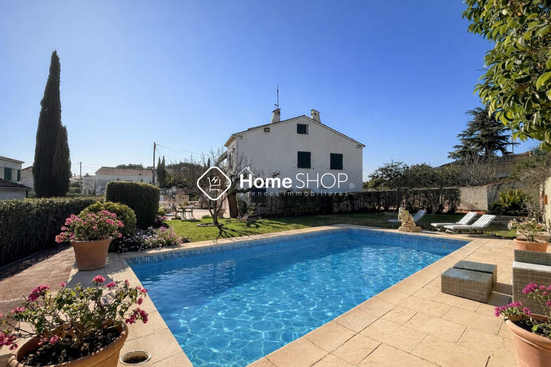 Maison traditionnelle - 230 m² - 8 pièces