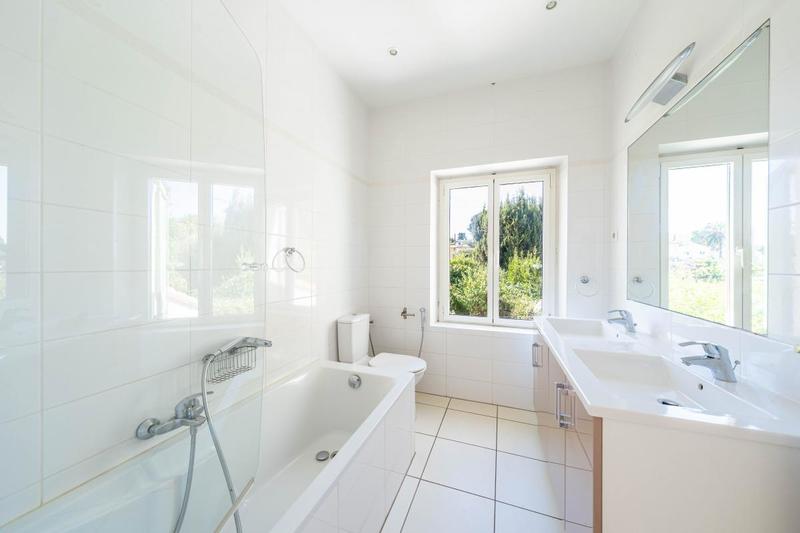 Maison - 201 m² - 7 pièces