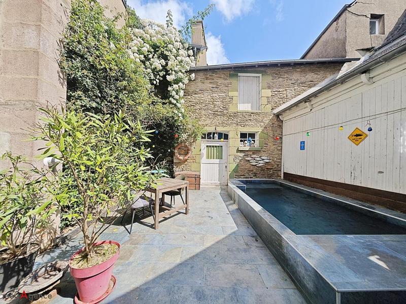 Maison - 280 m² - 10 pièces