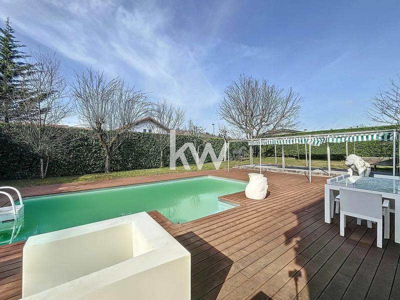 Maison - 200 m² - 7 pièces