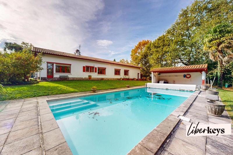 Maison - 330 m² - 12 pièces