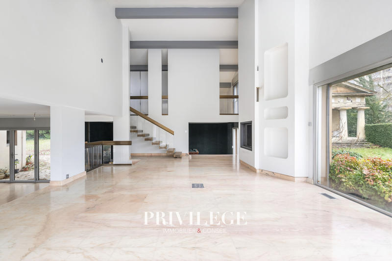 Maison - 250 m² - 7 pièces