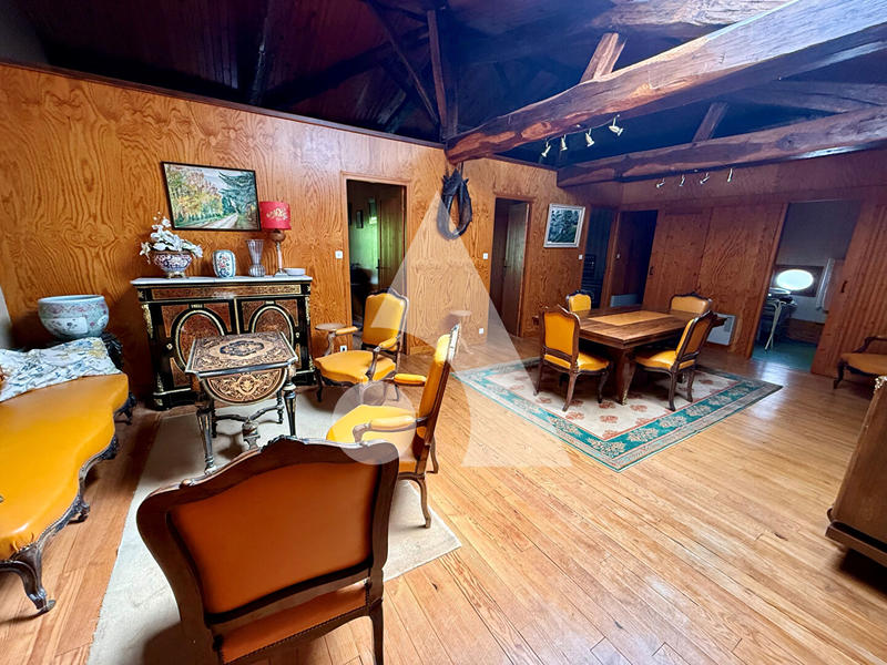 Maison - 310 m² - 11 pièces