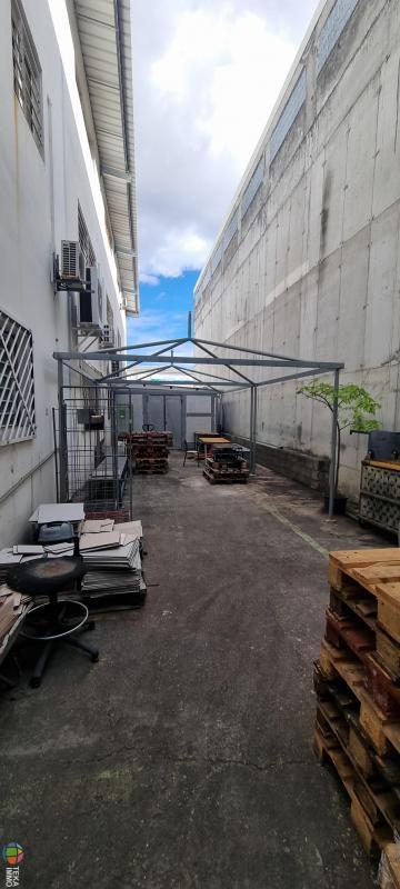 Entrepôt - 1 500 m² - 1 pièce