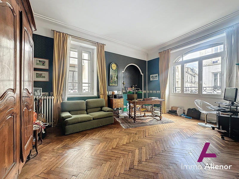 Maison - 221 m² - 8 pièces