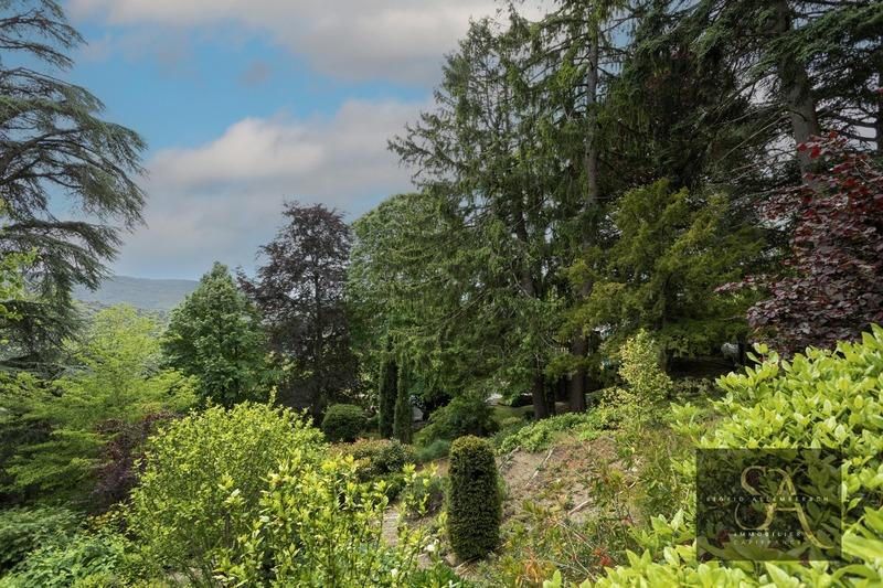 Maison - 312 m² - 9 pièces