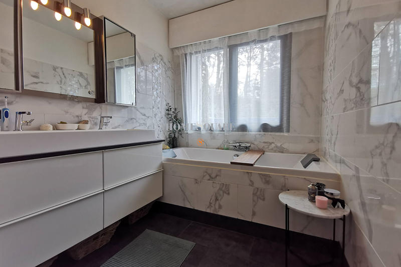 Maison - 300 m² - 8 pièces