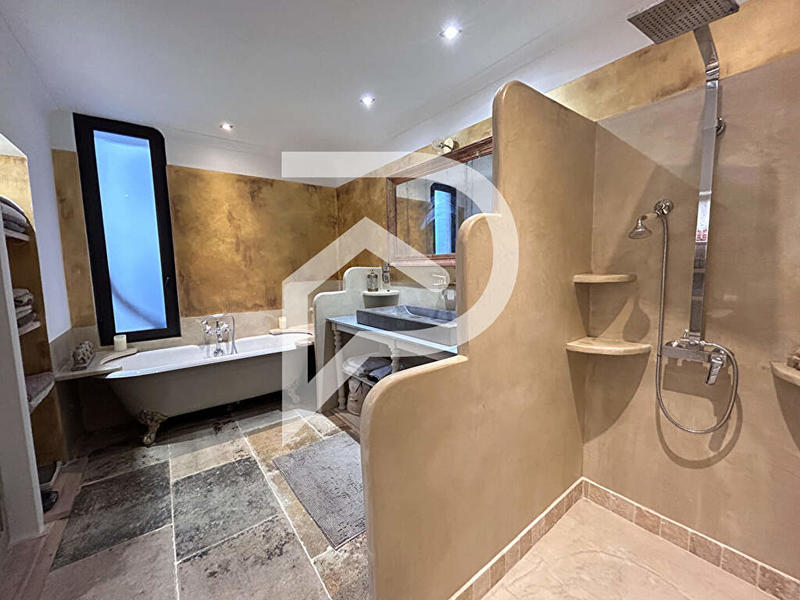 Maison - 300 m² - 6 pièces