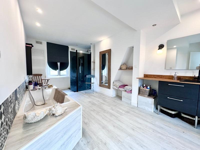 Propriété - 210 m² - 8 pièces