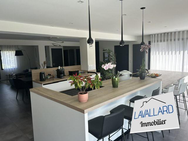 Maison - 180 m² - 6 pièces