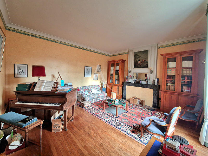 Maison - 307 m² - 10 pièces