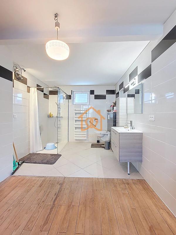 Maison - 214 m² - 9 pièces