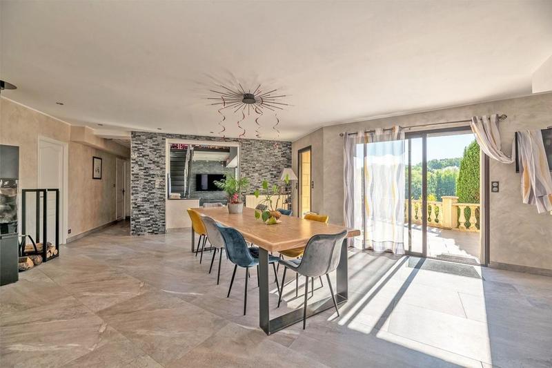 Maison - 340 m² - 11 pièces