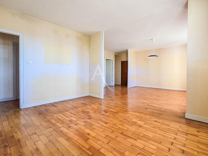 Appartement - 80 m² - 5 pièces