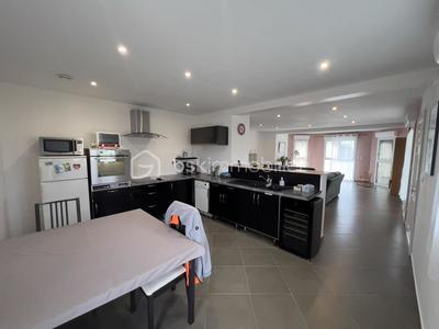 Maison - 235 m² - 8 pièces