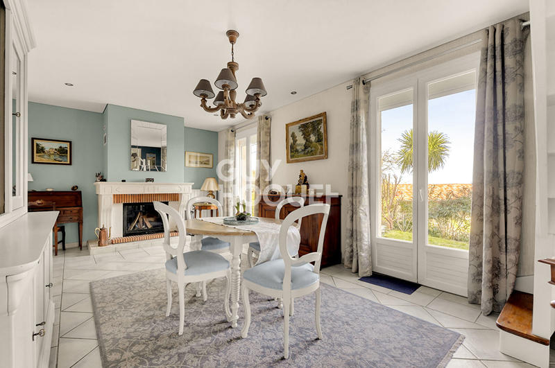 Maison - 254 m² - 8 pièces