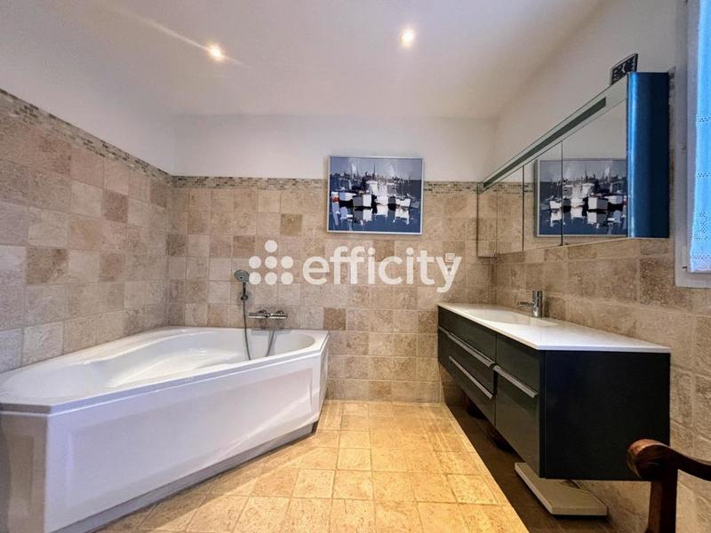 Maison - 256 m² - 8 pièces