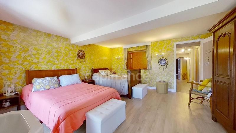 Maison - 248 m² - 8 pièces