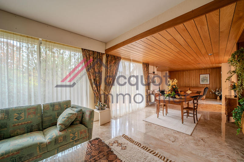 Maison - 385 m² - 12 pièces