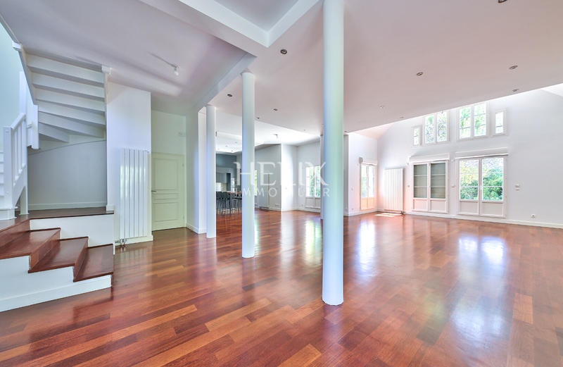 Maison - 240 m² - 8 pièces