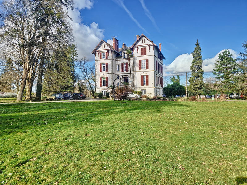 Propriété - 1 200 m² - 50 pièces