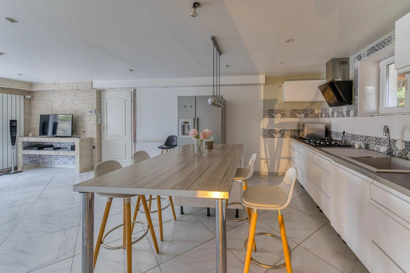 Maison - 182 m² - 9 pièces