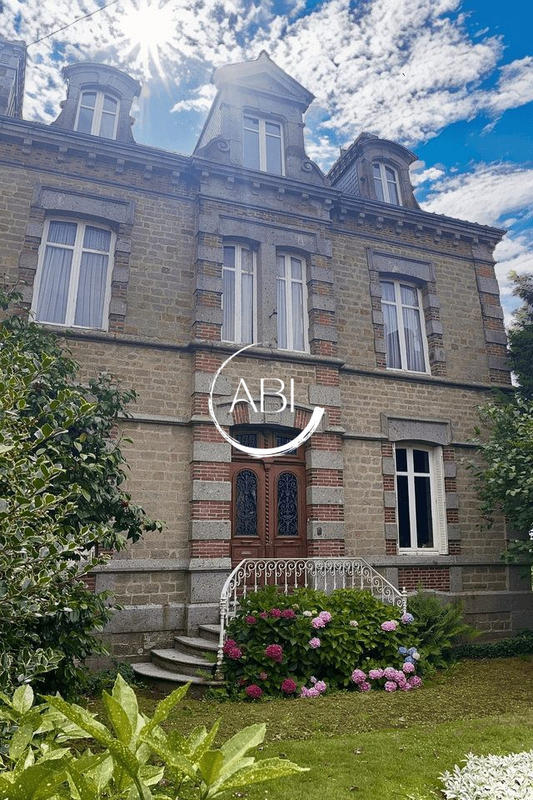 Maison - 220 m² - 9 pièces